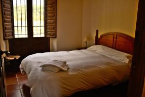 Cama o camas de una habitación en Masia de San Juan - castillo con piscina en plena Sierra Calderona
