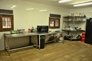 Una cocina o zona de cocina en Masia de San Juan - castillo con piscina en plena Sierra Calderona