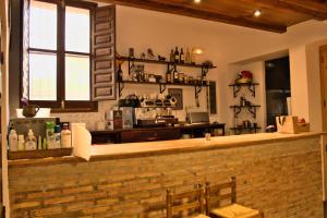El salón o zona de bar de Masia de San Juan - castillo con piscina en plena Sierra Calderona
