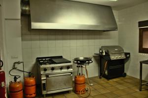 Una cocina o zona de cocina en Masia de San Juan - castillo con piscina en plena Sierra Calderona