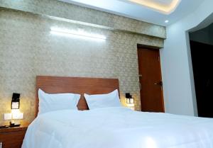 DWARKA LODGING & BOARDING客房内的一张或多张床位