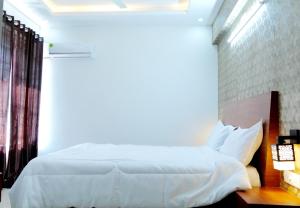 DWARKA LODGING & BOARDING客房内的一张或多张床位