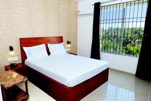 MūlkiDWARKA LODGING & BOARDING的一间带大床和大窗户的卧室