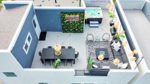 einen Blick über eine Terrasse mit einem Tisch und Stühlen in der Unterkunft Paradise Palace Best Rooftop in HTX w Hot Tub in Houston