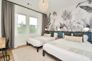 ein Schlafzimmer mit zwei Betten und einem großen Fenster in der Unterkunft Paradise Palace Best Rooftop in HTX w Hot Tub in Houston