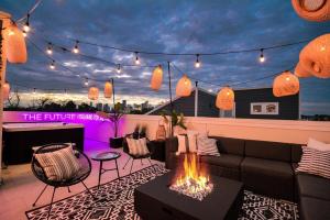 ein Wohnzimmer mit einem Sofa und einer Feuerstelle in der Unterkunft Paradise Palace Best Rooftop in HTX w Hot Tub in Houston + 46 Fotos