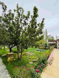 The Kesar Guest House Sumoor外面的花园