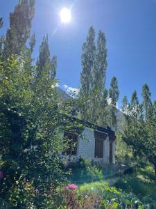 The Kesar Guest House Sumoor外面的花园