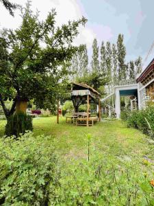 The Kesar Guest House Sumoor外面的花园