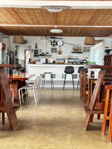 una sala con tavoli e sedie e una cucina di In Dai Aquasports and Beach Resort a Isola di Bantayan