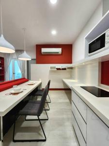 Köök või kööginurk majutusasutuses Modern Suite in Penang Island
