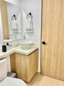 a bathroom with a sink and a mirror at Tranquilidad y lujo en Pereira in Pereira