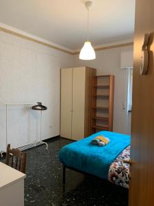 1 dormitorio con 1 cama con manta azul en Erzelli's House Apt B con 2 camere by SMART-HOME en Génova