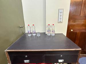 a group of water bottles sitting on top of a table at Mookambika tower room in Tiruvannāmalai