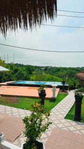 una piscina con un banco y algunas plantas en Penida Hills en Nusa Penida