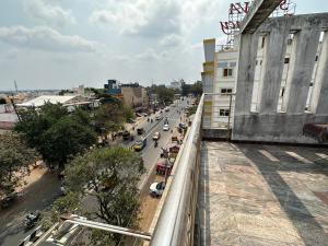 a view of a city street with cars on the road at Mookambika tower room in Tiruvannāmalai