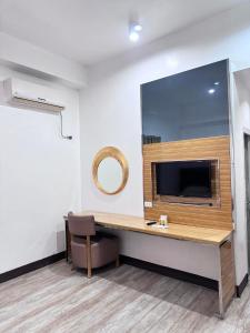 TV a/nebo společenská místnost v ubytování Jeamco Royal Hotel-Palawan
