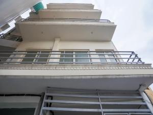 - un bâtiment blanc avec un escalier devant dans l'établissement Jsb Hotel, à Faridabad