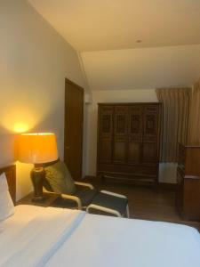 1 dormitorio con cama, lámpara y silla en Tanwa Suite - MRT Ratchadapisek, en Bangkok 28 fotos más