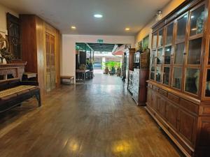 un corridoio con pavimenti in legno e armadi in legno in un edificio di Tanwa Suite - MRT Ratchadapisek a Bangkok