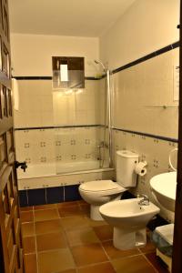 Un baño de Masia de San Juan - castillo con piscina en plena Sierra Calderona