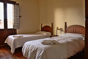 Cama o camas de una habitación en Masia de San Juan - castillo con piscina en plena Sierra Calderona