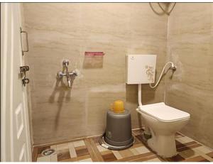 bagno con servizi igienici e lavandino di Hotel Grand Inn, Warangal a Warangal