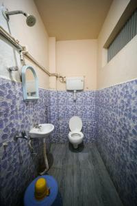 uma casa de banho com um WC e um lavatório em Sri sai baba guest house em Pondicherry