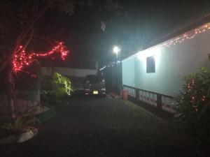 une maison éclairée la nuit avec des lumières de Noël dans l'établissement Sarath Home Stay Hikkaduwa, à Hikkaduwa