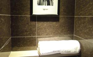 un bagno con panca e parete con foto di Atour Hotel Presidential Residence Nanjing a Nanjing