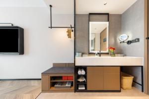 Μια τηλεόραση ή/και κέντρο ψυχαγωγίας στο Atour Hotel Wuhan Chuhe Han Street Hongshan Plaza +20 φωτογραφίες