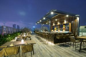 Restaurace v ubytování Fraser Suites Shenzhen, Near Huaqiang North Business Zone, Infinity pool, Offer 1 free breakfast
