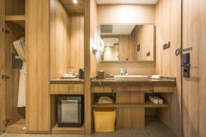 un bagno con lavandino e specchio di Atour Hotel Foshan Nanhai Qiandeng Lake Guicheng a Nanhai Altre 31 foto