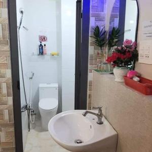 a bathroom with a sink and a toilet at Nhà Nghỉ Xuân Lan in Ấp An Mỹ