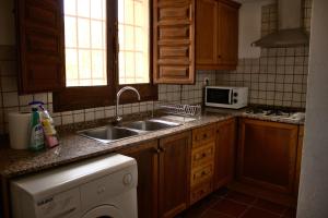 Una cocina o zona de cocina en Masia de San Juan - castillo con piscina en plena Sierra Calderona