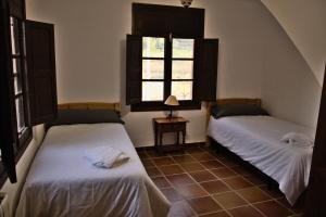 Cama o camas de una habitación en Masia de San Juan - castillo con piscina en plena Sierra Calderona