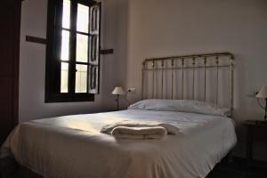 Cama o camas de una habitación en Masia de San Juan - castillo con piscina en plena Sierra Calderona