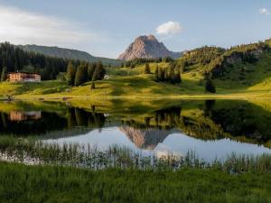 un reflejo de una montaña en un lago en Amazing apartment in Schröcken en Schröcken