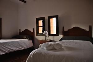 Cama o camas de una habitación en Masia de San Juan - castillo con piscina en plena Sierra Calderona