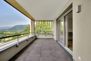 a balcony with a view of the mountains at Bella Vista Seeblick in Annenheim