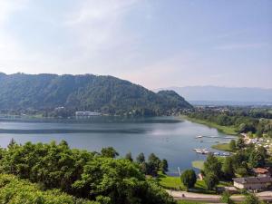 Elle offre une vue sur un lac avec des bateaux. dans l'établissement Bella Vista Seeblick, à Annenheim
