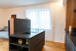 a kitchen with a black counter top in a room at Bella Vista Seeblick in Annenheim