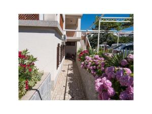 Vonkajšia záhrada v ubytovaní Lovely apartment in Krk