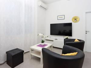Televízia a/alebo spoločenská miestnosť v ubytovaní Lovely apartment in Krk