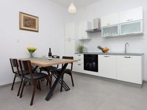 Kuchyňa alebo kuchynka v ubytovaní Lovely apartment in Krk