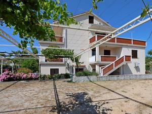 Budova, v ktorej sa apartmán nachádza