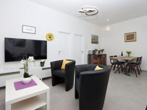Televízia a/alebo spoločenská miestnosť v ubytovaní Lovely apartment in Krk