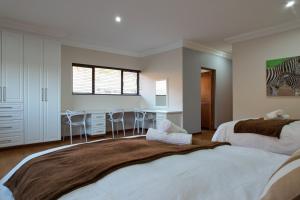 Un pat sau paturi într-o cameră la Imvubu Lodge - Zulweni Private Game Reserve