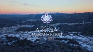 una señal para un hotel Astoria taksimania resort en Hotel Associa Takayama Resort en Takayama