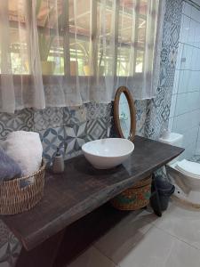 ein Badezimmer mit einem Waschbecken und einem Spiegel auf der Theke in der Unterkunft Jicote finca de ecoturismo in Cartago